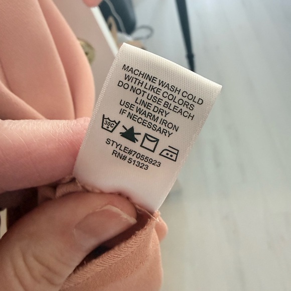 Elegant Pink/Coral Crepe Dress with Black Lace Detail. Size Large - Picture 3 of 6